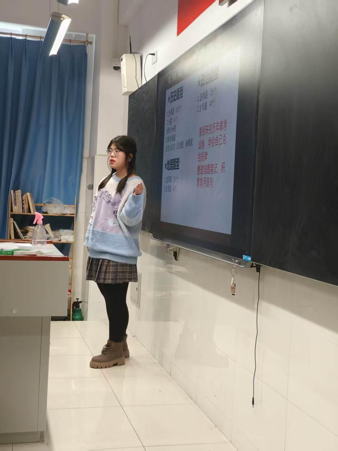 图片包含 室内, 站, 年轻, 房间 AI 生成的内容可能不正确。