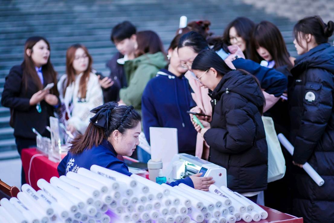 一群人围在桌子边 AI 生成的内容可能不正确。