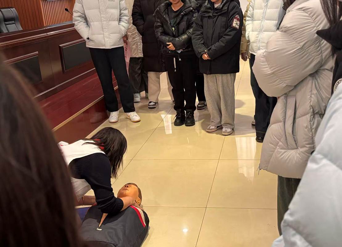 一群穿着黑色衣服的人 AI 生成的内容可能不正确。