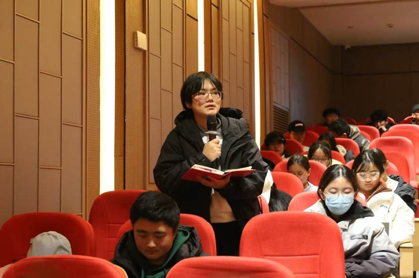 小孩们在房间里 AI 生成的内容可能不正确。