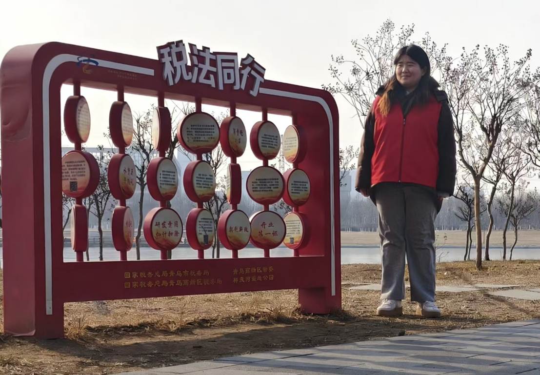 男人站在火车旁 AI 生成的内容可能不正确。